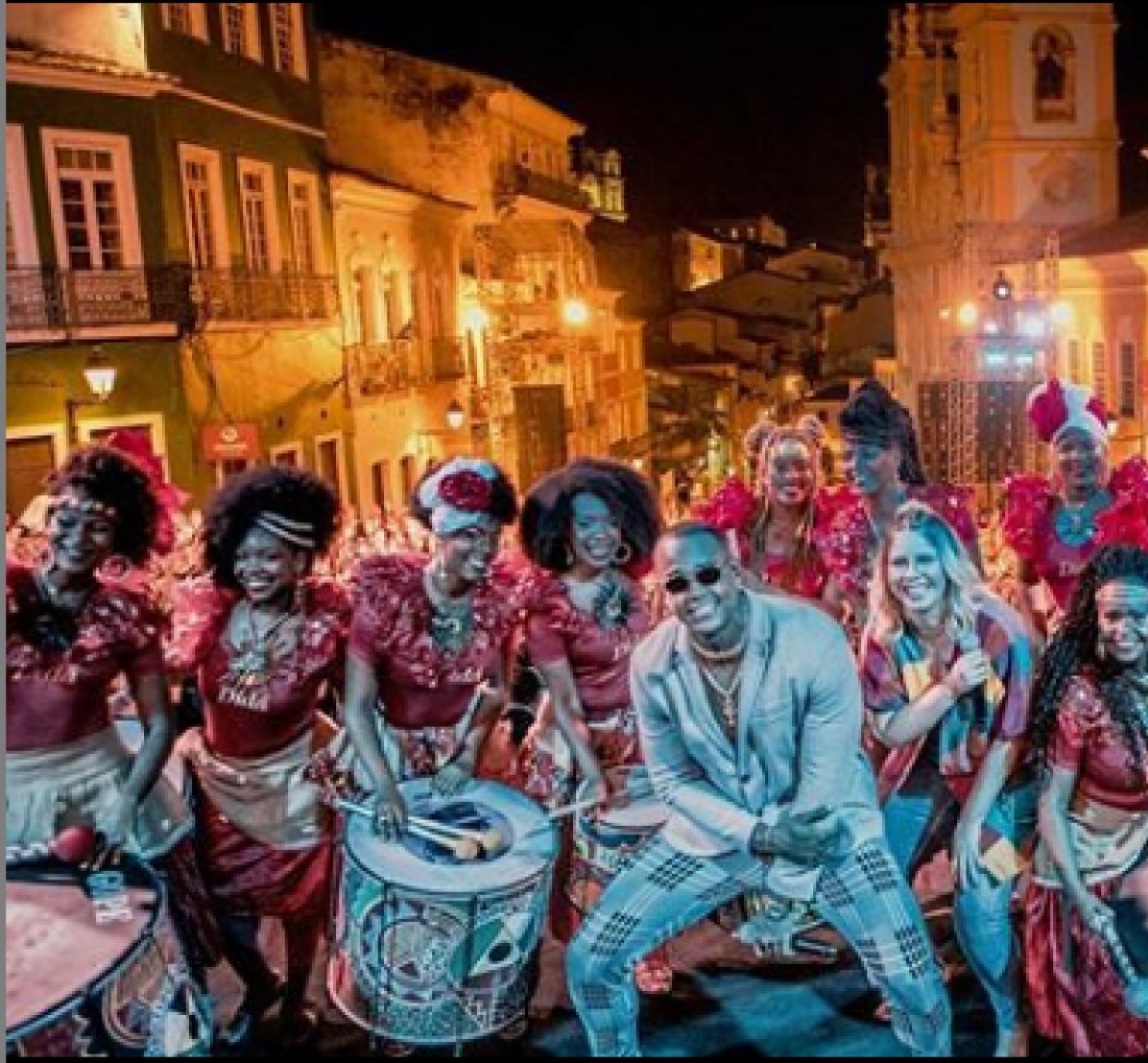 [Léo Santana e Marília Mendonça dividem palco ]