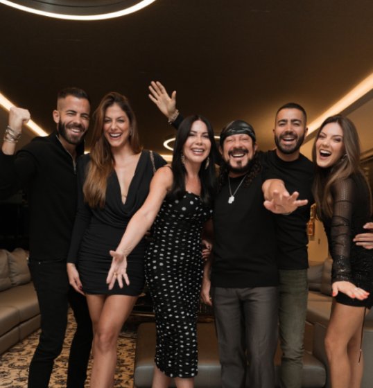 [Bell Marques comemora 72 anos com família e carinho dos fãs; veja fotos]