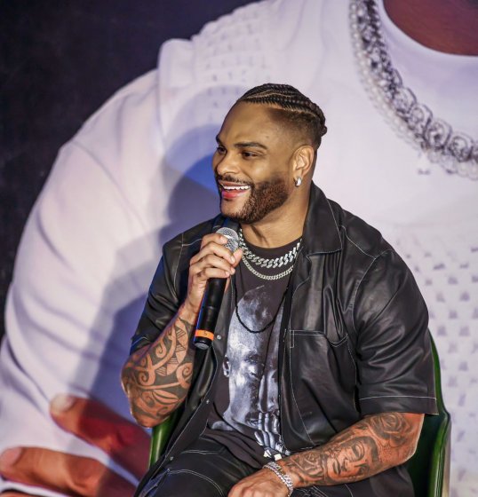 Tony Salles anuncia carreira solo e fala sobre transição do Parangolé Tony Salles anuncia carreira solo e fala sobre transição do Parangolé