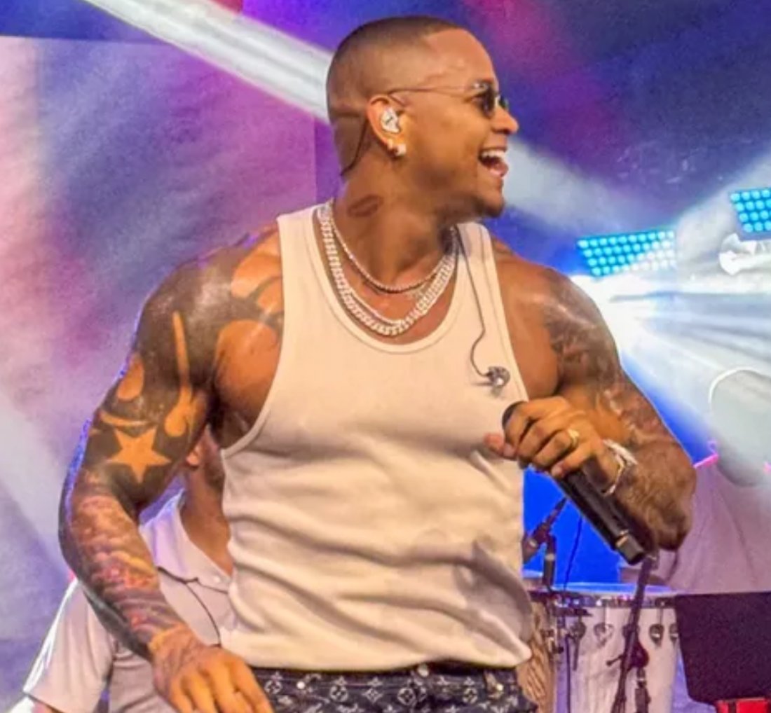 [Léo Santana brilha na 1ª edição do Purple Door no Brasil com show exclusivo para fãs]
