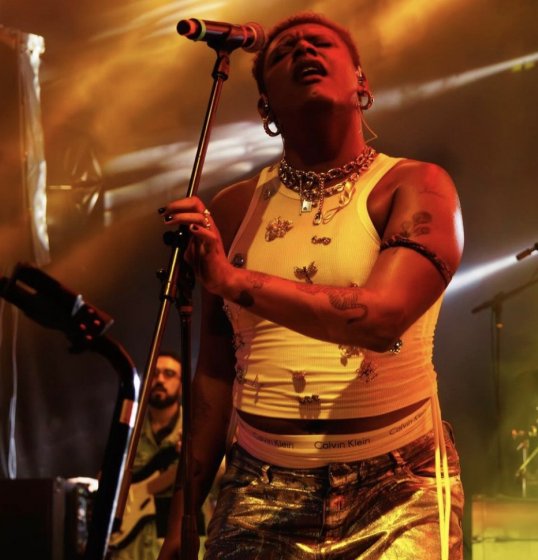 Saiba mais sobre Liniker e 'Caju': O álbum que está dando o que falar Saiba mais sobre Liniker e 'Caju': O álbum que está dando o que falar