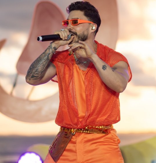 Felipe Gama arrasa nos looks e rende homenagem à cidade natal na gravação do DVD do Papazoni Felipe Gama arrasa nos looks e rende homenagem à cidade natal na gravação do DVD do Papazoni