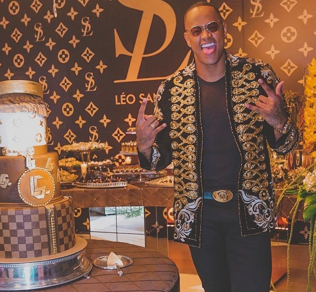 [Artistas prestigiam aniversário de Léo Santana ]