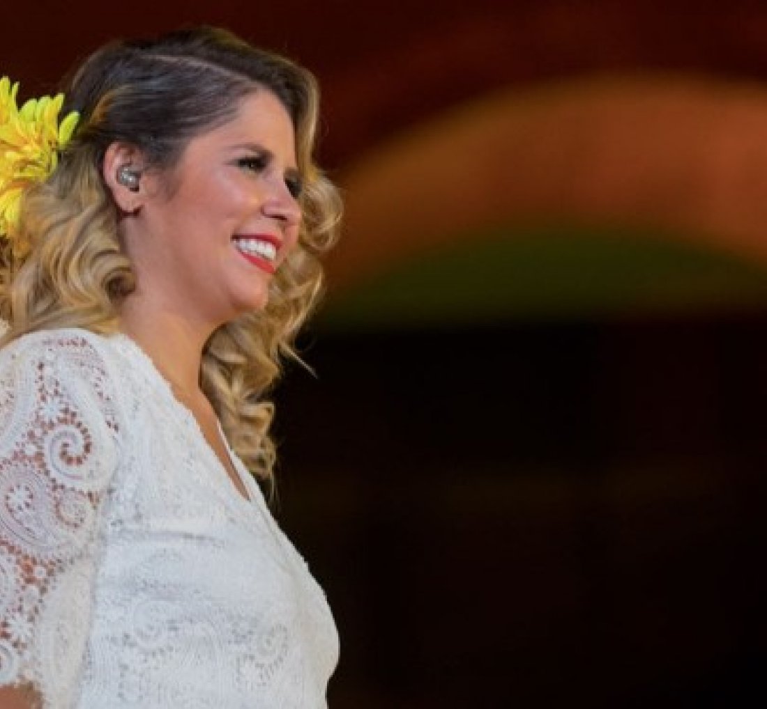 [Marília Mendonça recebe Henrique e Juliano em show surpresa ]