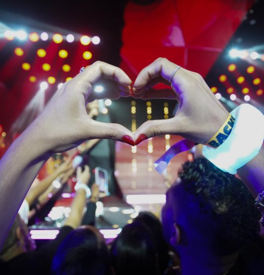 Pulseiras do Coldplay roubaram a cena na gravação do DVD “Sucesso dos Gostosinho” de Unha Pintada Pulseiras do Coldplay roubaram a cena na gravação do DVD “Sucesso dos Gostosinho” de Unha Pintada