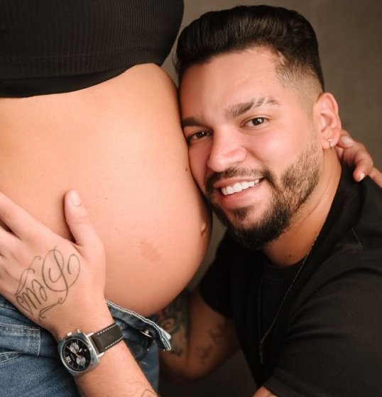 O cantor Devinho Novaes anuncia o nascimento do seu filho; veja foto O cantor Devinho Novaes anuncia o nascimento do seu filho; veja foto