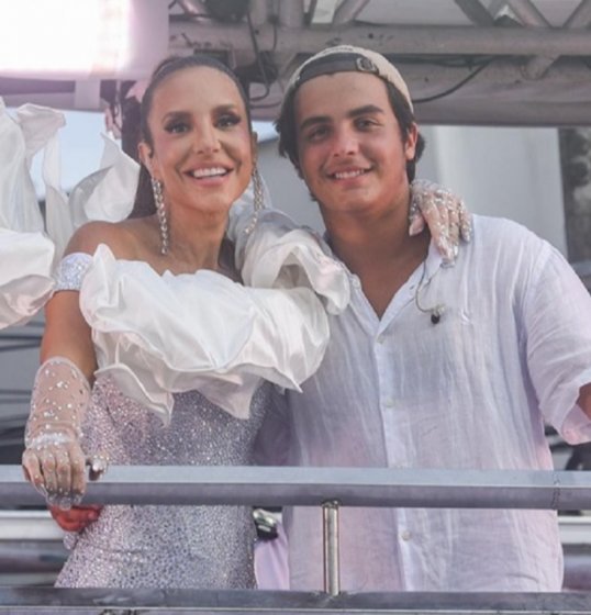 Viraliza vídeo de Ivete Sangalo orgulhosa comemorando ao ver seu filho roubando a cena na percussão Viraliza vídeo de Ivete Sangalo orgulhosa comemorando ao ver seu filho roubando a cena na percussão