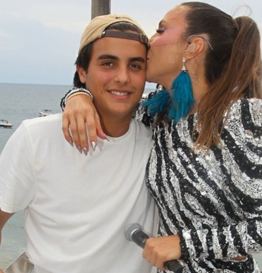 Filho de Ivete Sangalo rouba a cena ao dividir o palco com a mãe Filho de Ivete Sangalo rouba a cena ao dividir o palco com a mãe