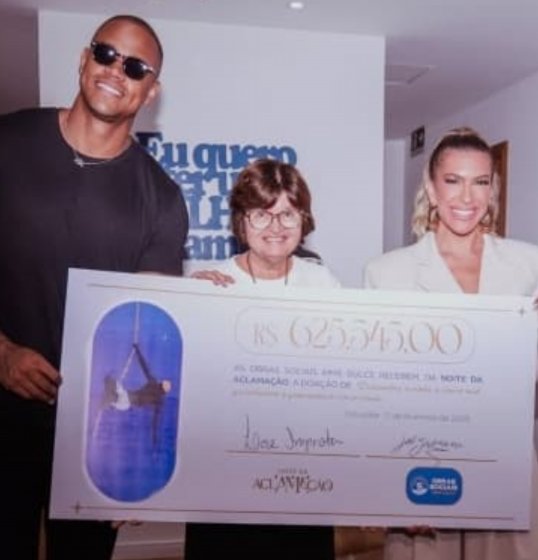 [“Noite da Aclamação”: Lore Improta e Léo Santana entregam cheque de R$ 625 mil para as Obras Sociais Irmã Dulce]