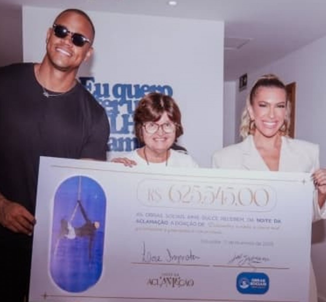 [“Noite da Aclamação”: Lore Improta e Léo Santana entregam cheque de R$ 625 mil para as Obras Sociais Irmã Dulce]