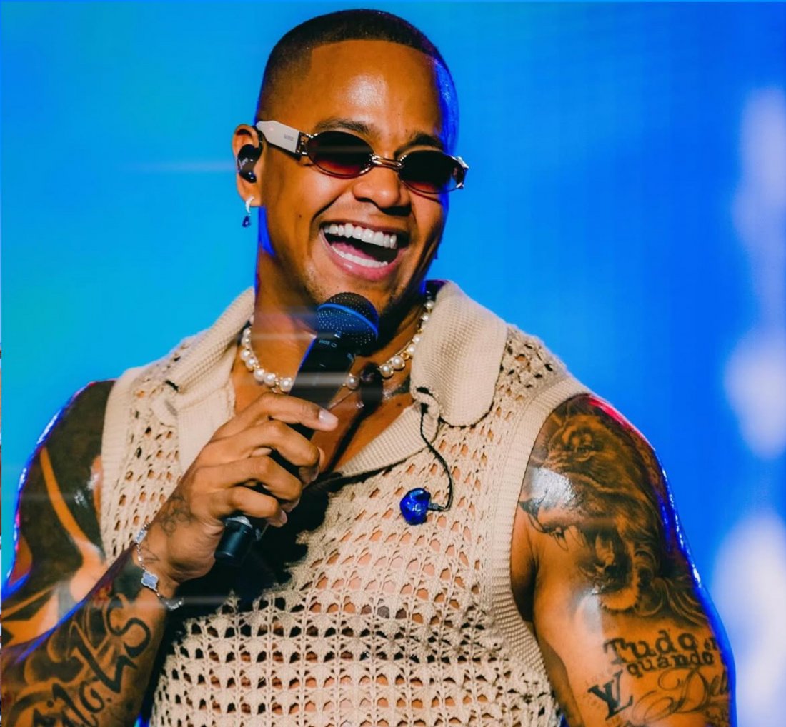 LEO SANTANA APOSTA EM LOOKS CONTEMPORÂNEOS EXALTANDO A MODA NO MUNDO POP PARA O CARNAVAL COM O TEMA [LEO SANTANA APOSTA EM LOOKS CONTEMPORÂNEOS EXALTANDO A MODA NO MUNDO POP PARA O CARNAVAL COM O TEMA