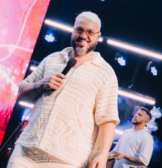 [Camarote Glamour promove show inesquecível de Belo e encontro com Thiaguinho no palco]