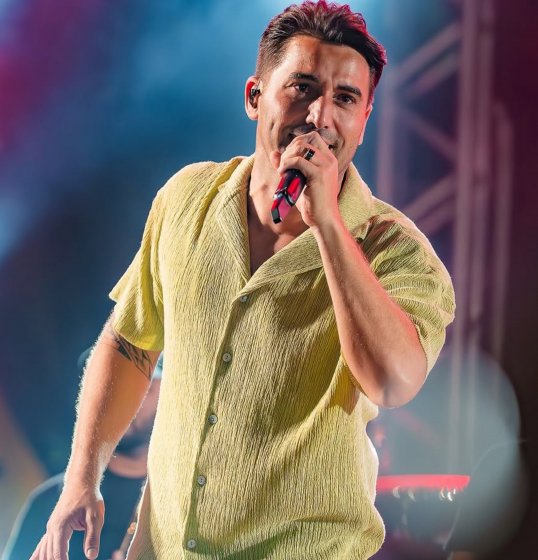 Relembre grandes sucessos na voz de Tayrone Relembre grandes sucessos na voz de Tayrone