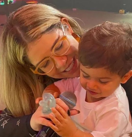 [Filho de Marília Mendonça segue os passos da mãe e toca música dela durante aula de bateria]