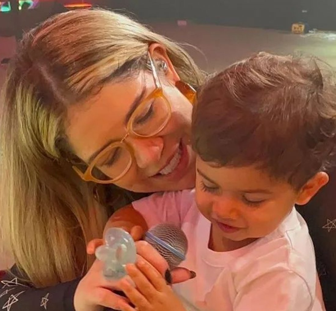 [Filho de Marília Mendonça segue os passos da mãe e toca música dela durante aula de bateria]