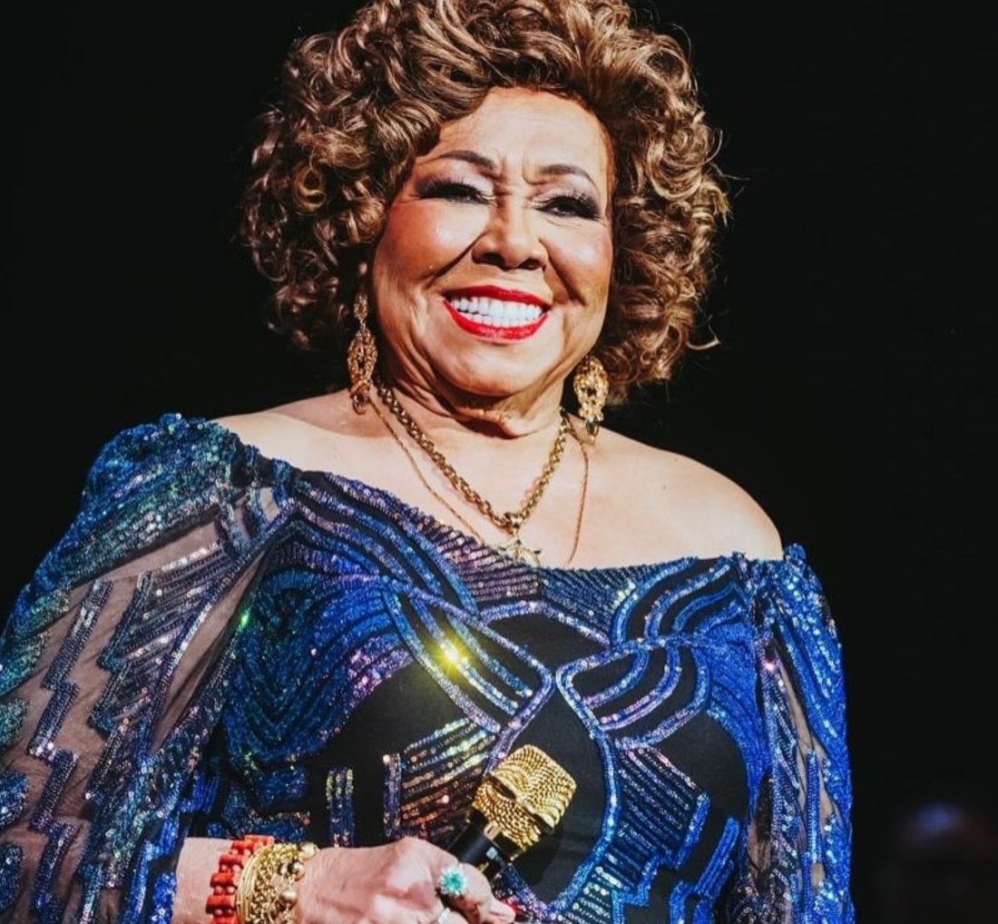 Alcione canta em coreano ao divulgar [Alcione canta em coreano ao divulgar