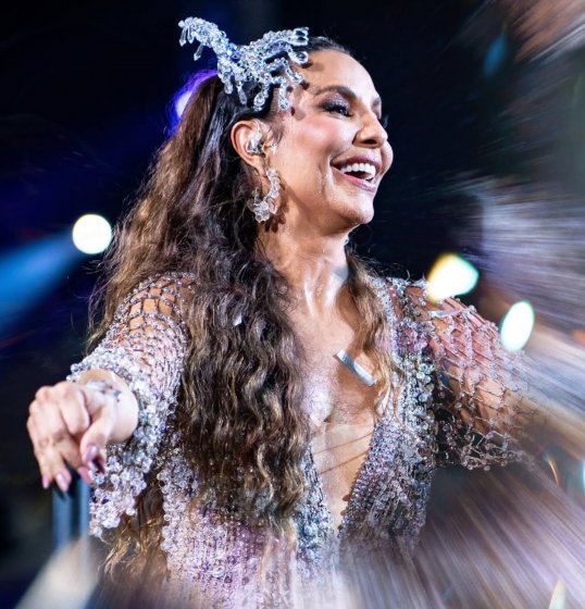 Fã mirim de Ivete Sangalo fica emocionada após receber beijo da cantora Fã mirim de Ivete Sangalo fica emocionada após receber beijo da cantora