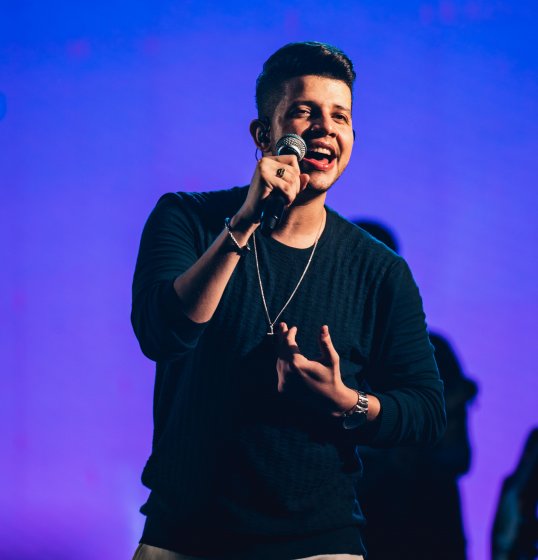 [Nadson O Ferinha transforma boteco em palco e lança audiovisual: “Tomando Uma Com o Ferinha”]