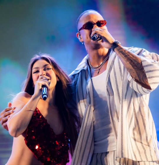 [Léo Santana recebe Melody em show na Virada Cultural]