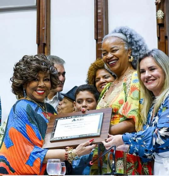[Alcione recebe título de Cidadã Baiana e é homenageada por Klessinha]
