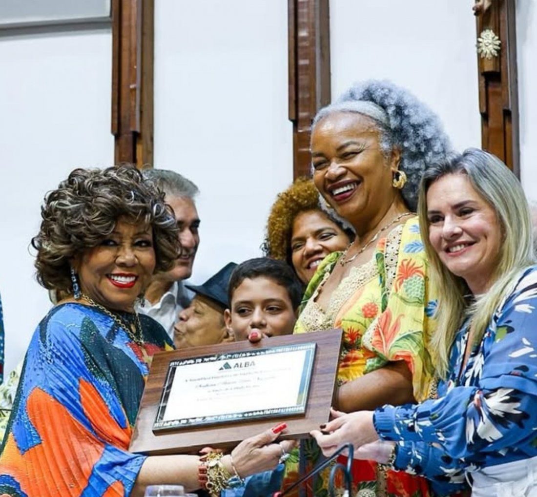 [Alcione recebe título de Cidadã Baiana e é homenageada por Klessinha]