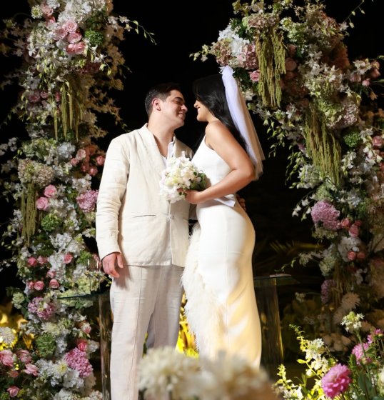 [Cantor Natanzinho é surpreendido com anúncio de gravidez durante casamento]