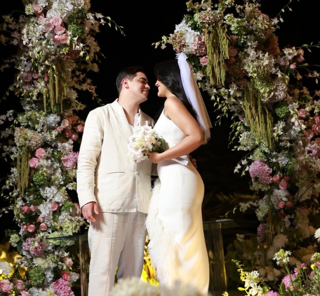 [Cantor Natanzinho é surpreendido com anúncio de gravidez durante casamento]