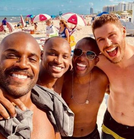 Thiaguinho curte folga com amigos Thiaguinho curte folga com amigos