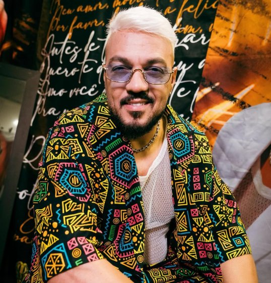 [Quem é a prefeita que beijou Belo durante show em Conceição do Jacuípe]