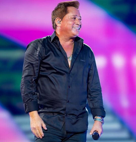 [Fã arremessa copo de água no rosto de Leonardo durante show]