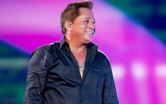 [Fã arremessa copo de água no rosto de Leonardo durante show]