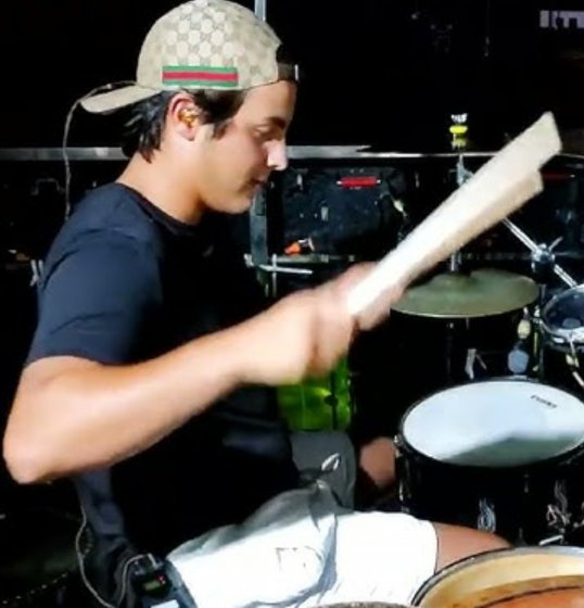 Marcelo Sangalo rouba a cena ao tocar [Marcelo Sangalo rouba a cena ao tocar