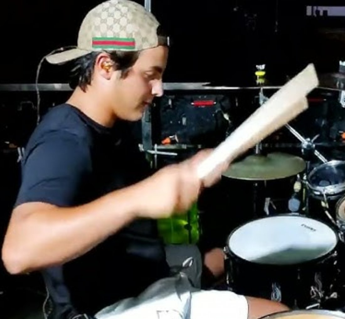 Marcelo Sangalo rouba a cena ao tocar [Marcelo Sangalo rouba a cena ao tocar