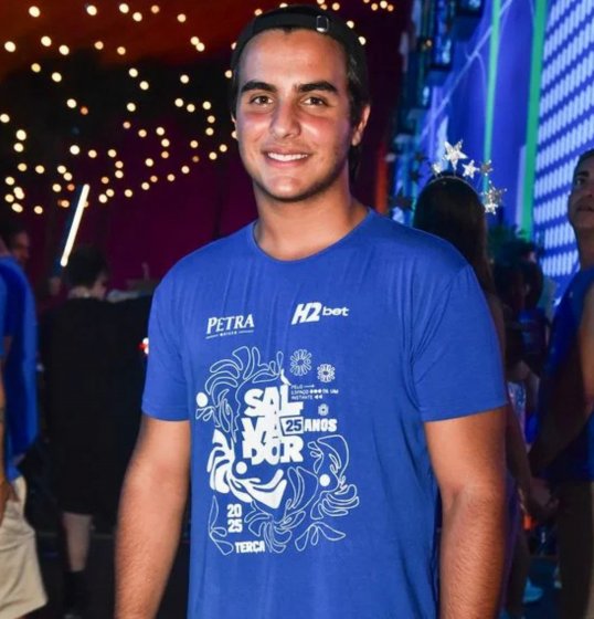 [Aos 15 anos e com 1,85 m de altura, filho de Ivete Sangalo chama atenção ao mostrar boa forma na academia]