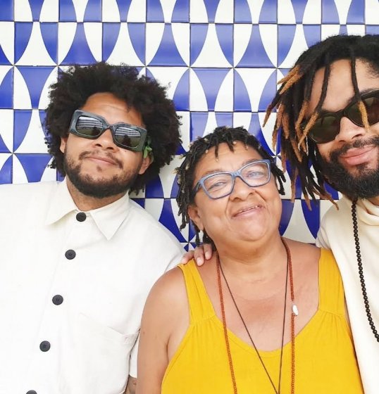 [Mãe de Emicida e Fióti morre aos 60 anos]