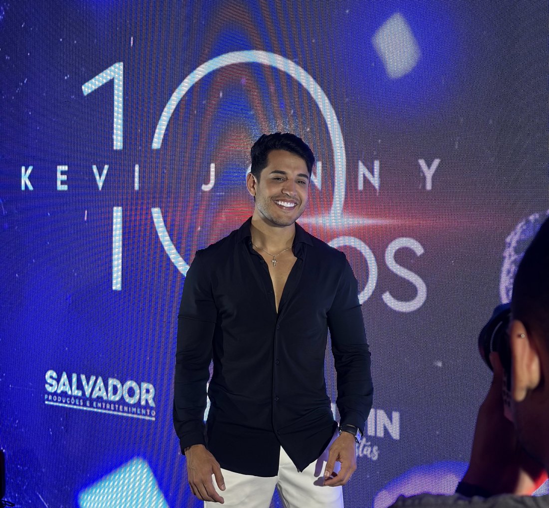 [Kevi Jonny celebra 10 anos de carreira com lançamento de DVD e fala sobre aprendizados na música]