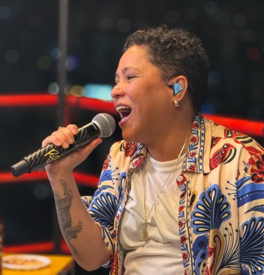 [Raquel dos Teclados lança “Resenha da Rainha” e celebra nova fase da carreira]