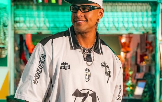 [Léo Santana estreia programa na TV em dezembro com foco no pagode baiano]