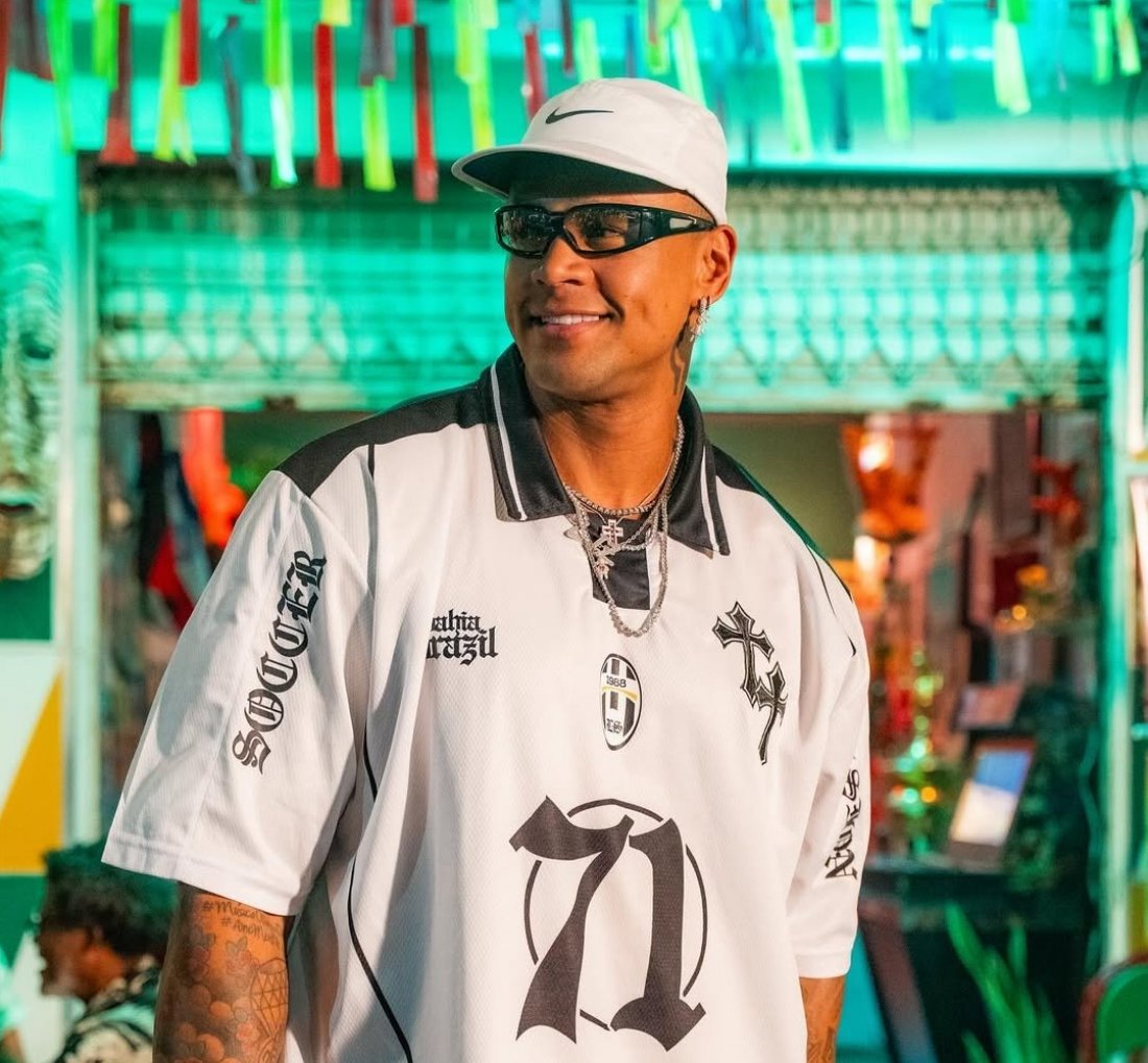 [Léo Santana estreia programa na TV em dezembro com foco no pagode baiano]