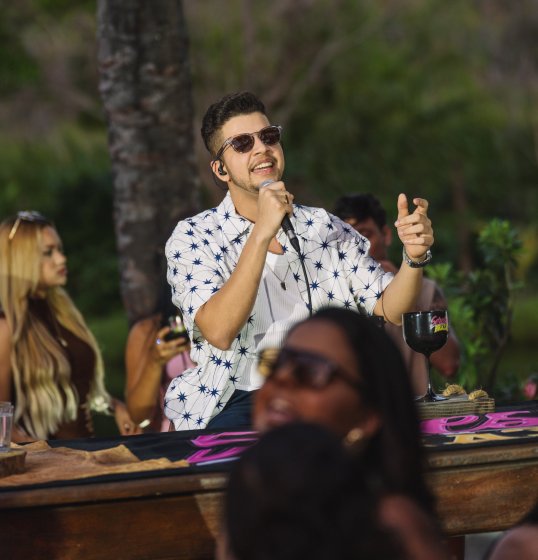 [Nadson o Ferinha grava novo audiovisual “Seresta & Brasa” em Vila de Abrantes]