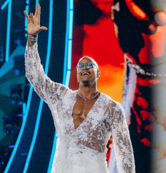 [Léo Santana reúne multidão e celebra 20 anos de carreira em Salvador]