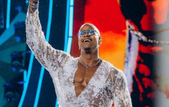 [Léo Santana reúne multidão e celebra 20 anos de carreira em Salvador]