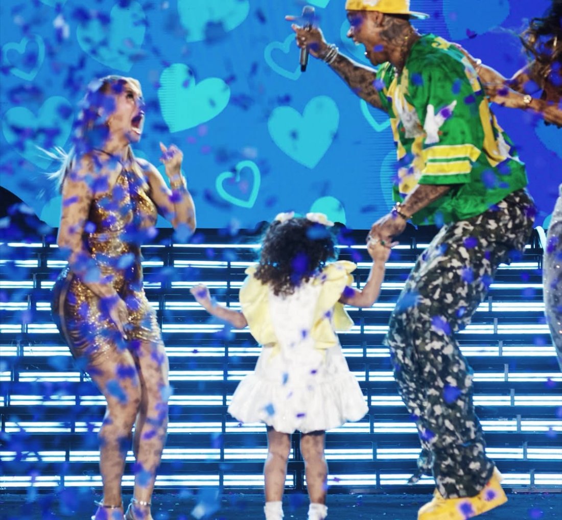 [Lore Improta e Léo Santana revelam sexo do segundo filho durante gravação de novo DVD em Salvador]