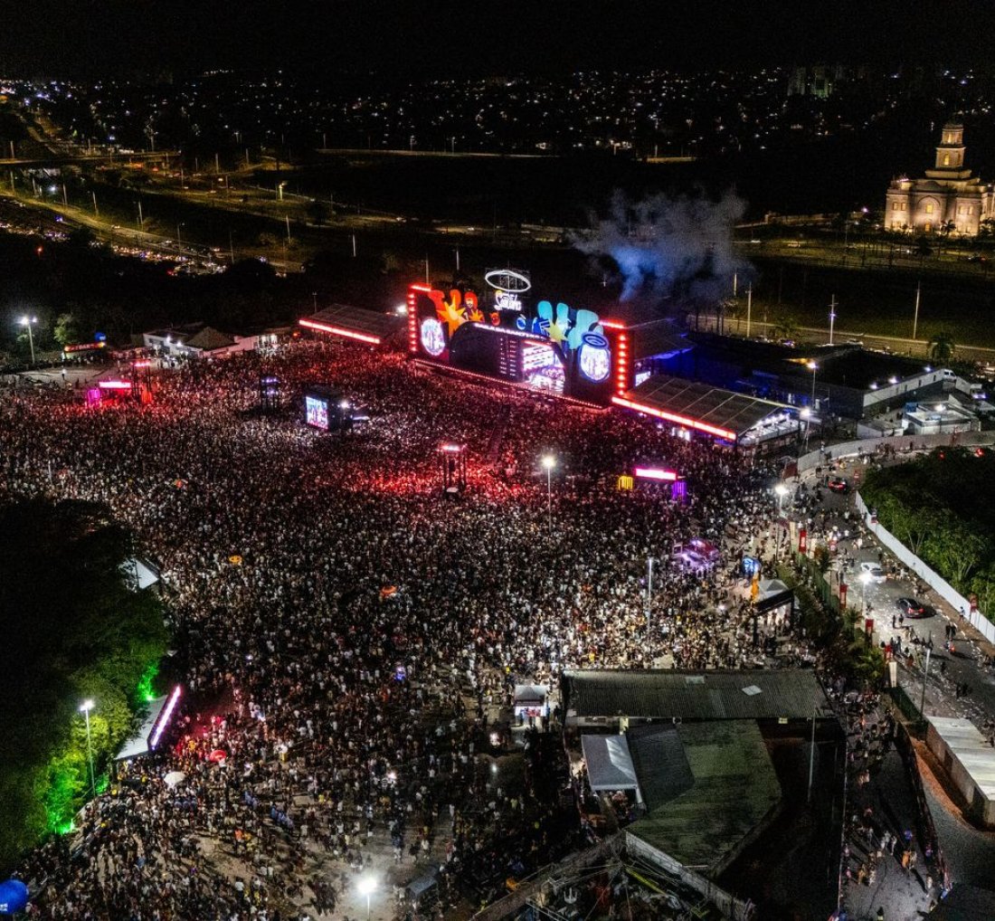 [Léo Santana esgota Baile da Santinha em Salvador ]