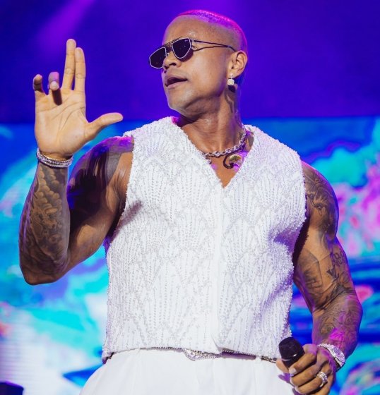 Léo Santana esgota Baile da Santinha em Salvador Léo Santana esgota Baile da Santinha em Salvador