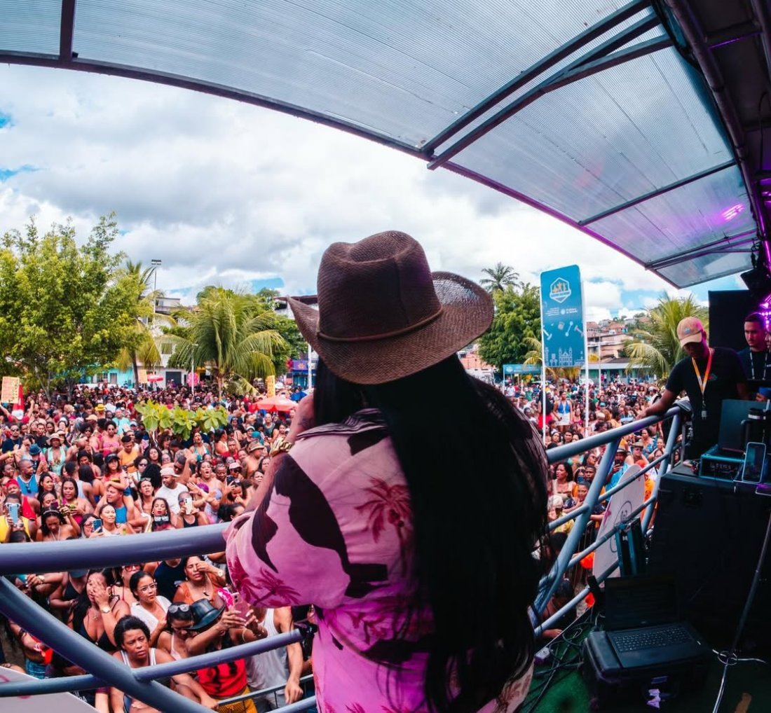 Klessinha reúne centenas de pessoas em show gratuito no Subúrbio Ferroviário