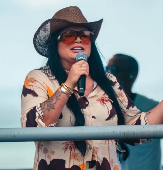 Klessinha reúne centenas de pessoas em show gratuito no Subúrbio Ferroviário Klessinha reúne centenas de pessoas em show gratuito no Subúrbio Ferroviário