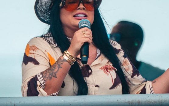 [Klessinha reúne centenas de pessoas em show gratuito no Subúrbio Ferroviário]