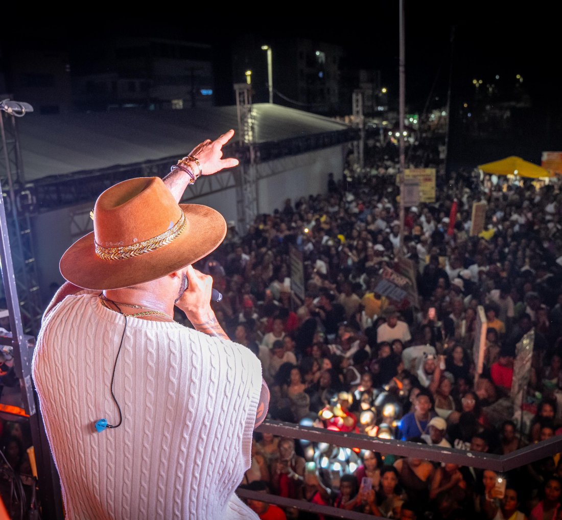 Tony Salles lota praça em Periperi em show de aniversário