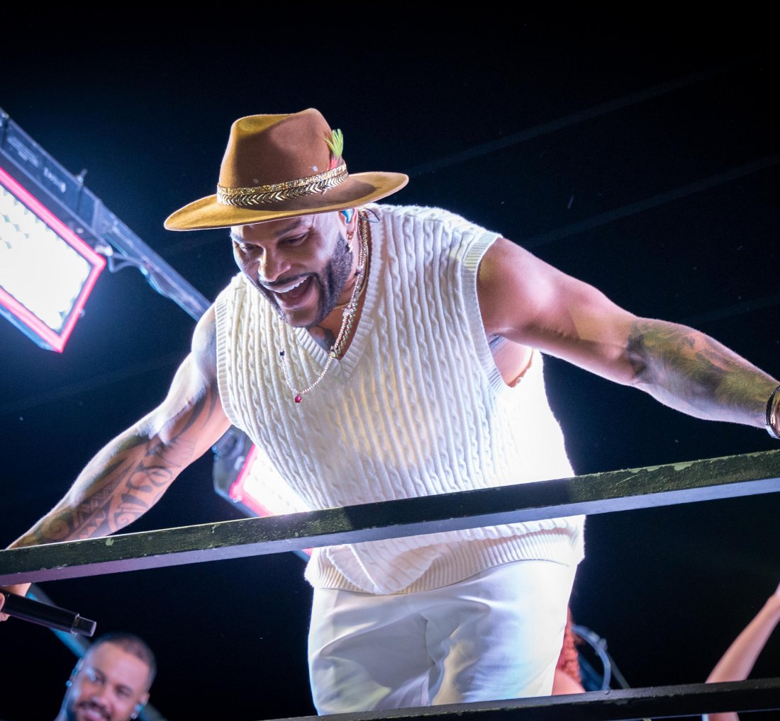 [Tony Salles lota praça em Periperi em show de aniversário]